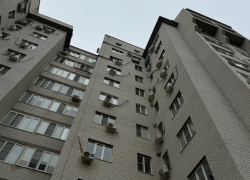 Астраханцы устали ждать ремонта дырявой крыши и сменили управляющую компанию