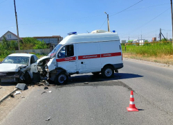 В Астрахани скорая помощь попала в серьезную аварию, есть пострадавший