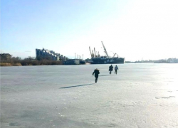 Разводили костер и гуляли рядом: в Астрахани спасатели уводили детей со льда