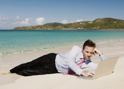 70% опрошенных астраханцев решают рабочие дела во время отпуска