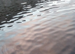 В Астрахани по улице Панфилова выявлено загрязнение Волги нефтепродуктами