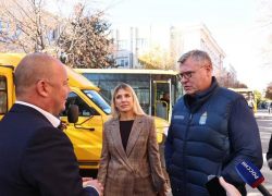 Астраханским сельским школам передали 11 новых автобусов