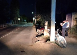 В Астраханской области два подростка на мопеде въехали в велосипедиста