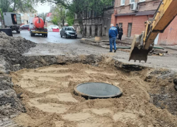 На месте ремонта ливневки в Астрахани установили центральный колодец 