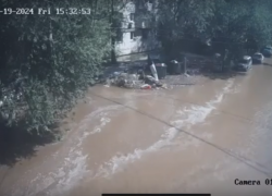 В Астрахани на улице Ботвина прорвало магистральную трубу