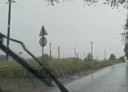 В Астрахани рухнуло ограждение, недавно установленное за счет бюджета