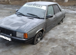 Машина астраханца вмерзла в лед, который образовался из-за коммунальной аварии