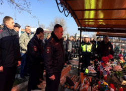 В Астрахани вспоминают инспекторов ДПС, погибших при исполнении служебного долга