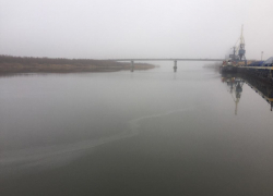 Около Нового моста в Астрахани заметили маслянистую пленку