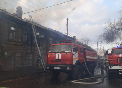 49 пожарных тушат дом в Астрахани