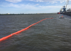 Специалисты морской службы устранили нефтяное пятно на Волге в Астрахани