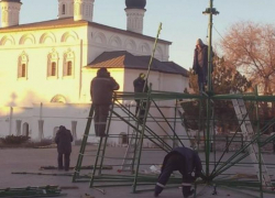 В Астрахани начали устанавливать елку в Кремле