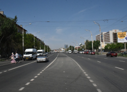 В Астрахани ремонтируют три дороги, ведущие к больницам 