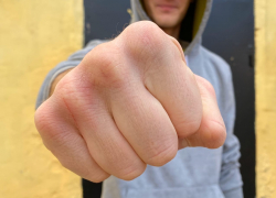 Астраханец заступился за девушку и остался без смартфона 