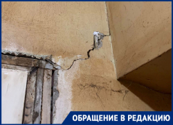 В Астрахани трещит по швам двухэтажный дом рядом с Кировским рынком