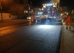 На улице Бабаевского в Астрахани ночью уложили новый асфальт 