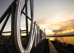 В Астрахани на Петровской набережной появился двадцатипятиметровый арт-объект