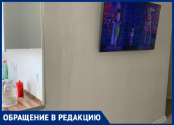 Строители превратили квартиру астраханцев в обитель плесени и исчезли