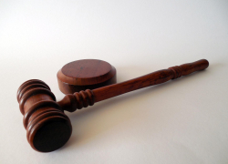 В Астрахани директор управляющей компании злоупотреблял должностными полномочиями