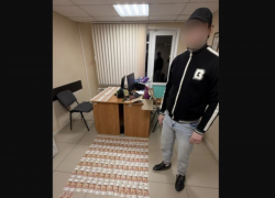 В Астрахани задержали очередного курьера мошенников с украденными деньгами