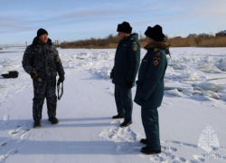 Астраханские рыбаки продолжают испытывать судьбу на тонком льду