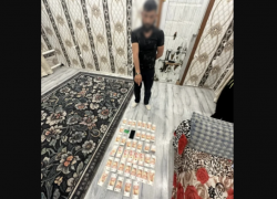 Мошенник выдавал себя за двух девушек и разводил астраханца на деньги