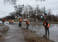 Коммунальщики санитарно обработали астраханские улицы
