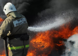 В Кировском районе Астрахани 28 пожарных тушили двухэтажный дом