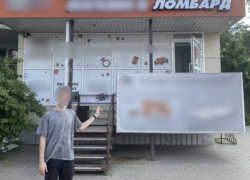 Астраханка тайно встретилась с курьером мошенников и отдала ему золотые изделия