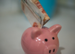 Астраханская пенсионерка прикарманила чужой кошелёк