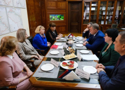 Астраханский губернатор встретился с Комитетом семей воинов Отечества