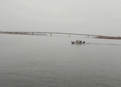 В Астрахани при плохой видимости в темное время суток перевернулась лодка с людьми