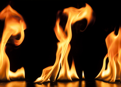 На Больших Исадах в Астрахани 41 пожарный тушит крупный пожар