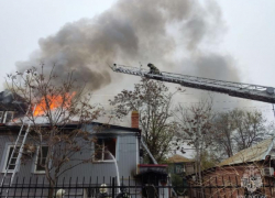 Жилой дом в центре Астрахани тушат 25 пожарных