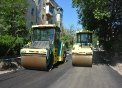 На площади Шаумяна в Астрахани ремонтируют дорогу и тротуар