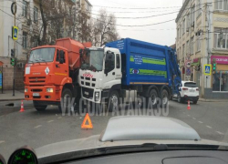  Два мусоровоза не поделили дорогу в Астрахани 