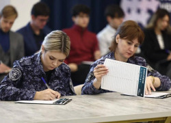 Астраханцы массово становятся участниками «Большого этнографического диктанта»