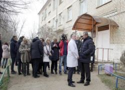 Главврача икрянинской больницы уволили за то, что супруга зарабатывает больше него
