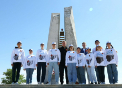 Губернатор Игорь Бабушкин пообщался с астраханскими поисковиками в степях Калмыкии