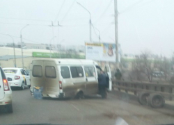 В Астрахани маршрутка на ходу лишилась колес