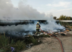 На пожаре в Астрахани от рук неизвестных пострадали теплотрасса и мусор 