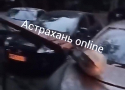 В Астрахани мусоровоз повалил опоры ЛЭП на припаркованные автомобили