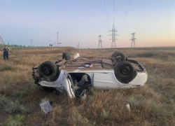 В Астрахани водитель, убегая от полиции, перевернул свою машину