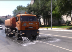 В Астрахани из-за жары дороги поливают водой