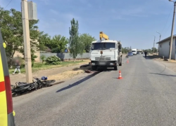 В Астрахани мотоцикл столкнулся с «КАМАЗом»