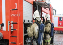 Ночью в Астрахани неизвестный поджег жилой дом