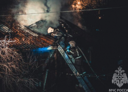 В Ленинском районе Астрахани произошел крупный пожар, сгорел жилой дом