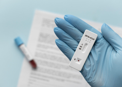 Директора фирмы в Астрахани заподозрили в подделке тестов на ковид 