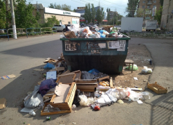 Доверху забитые мусором урны омрачили выходные астраханцев