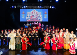 Вернувшийся из ЛНР ансамбль «Казаченька» передал губернатору и астраханцам низкий поклон и благодарности